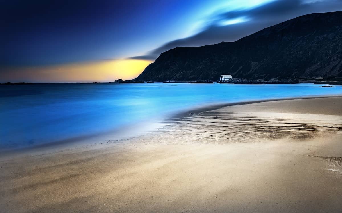 浅蓝色的海边沙滩夜晚 light blue night